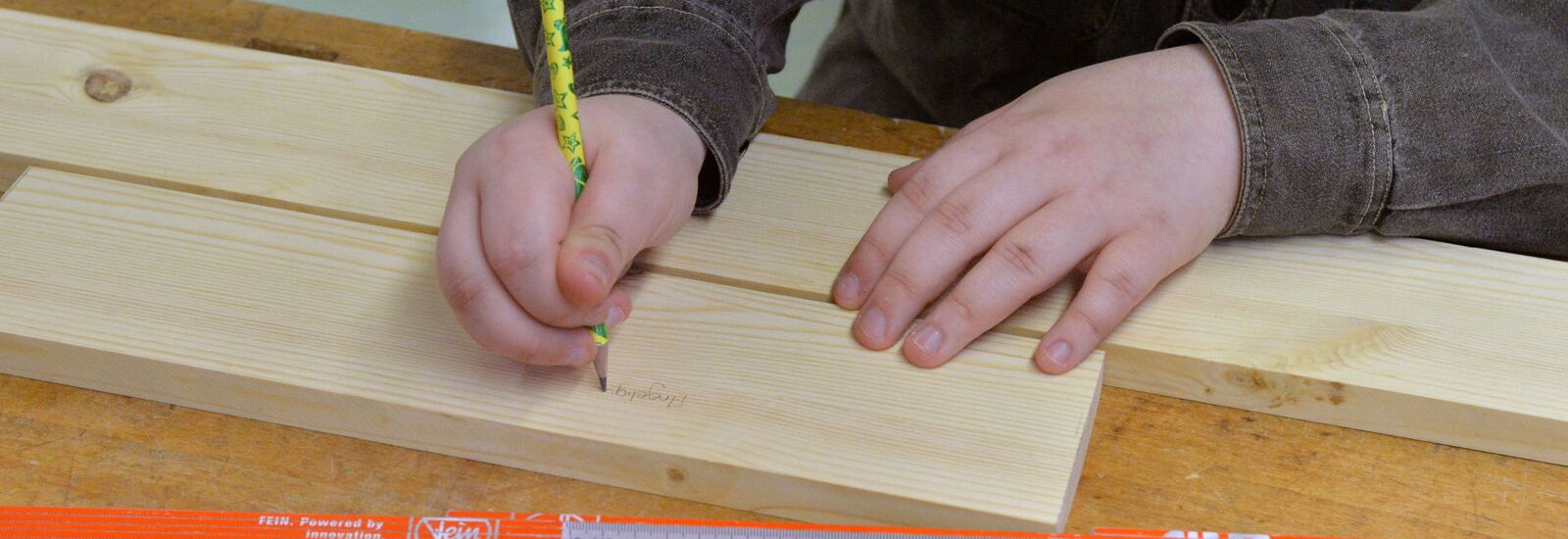 Schüler der Holzlatten vermisst und beschriftet